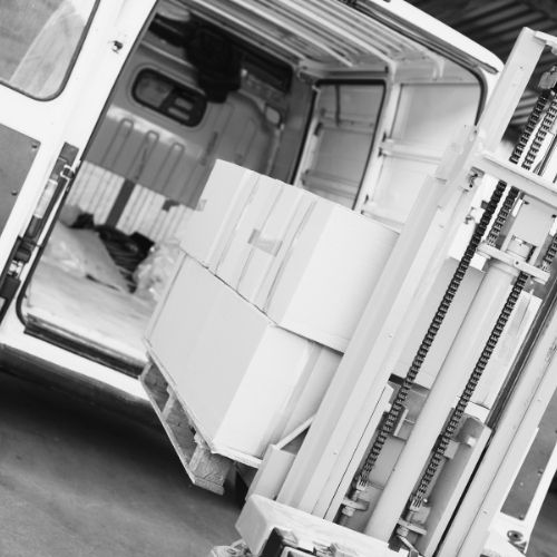 Sprinter-Transport mit Hebebühne und sicherer Verladung