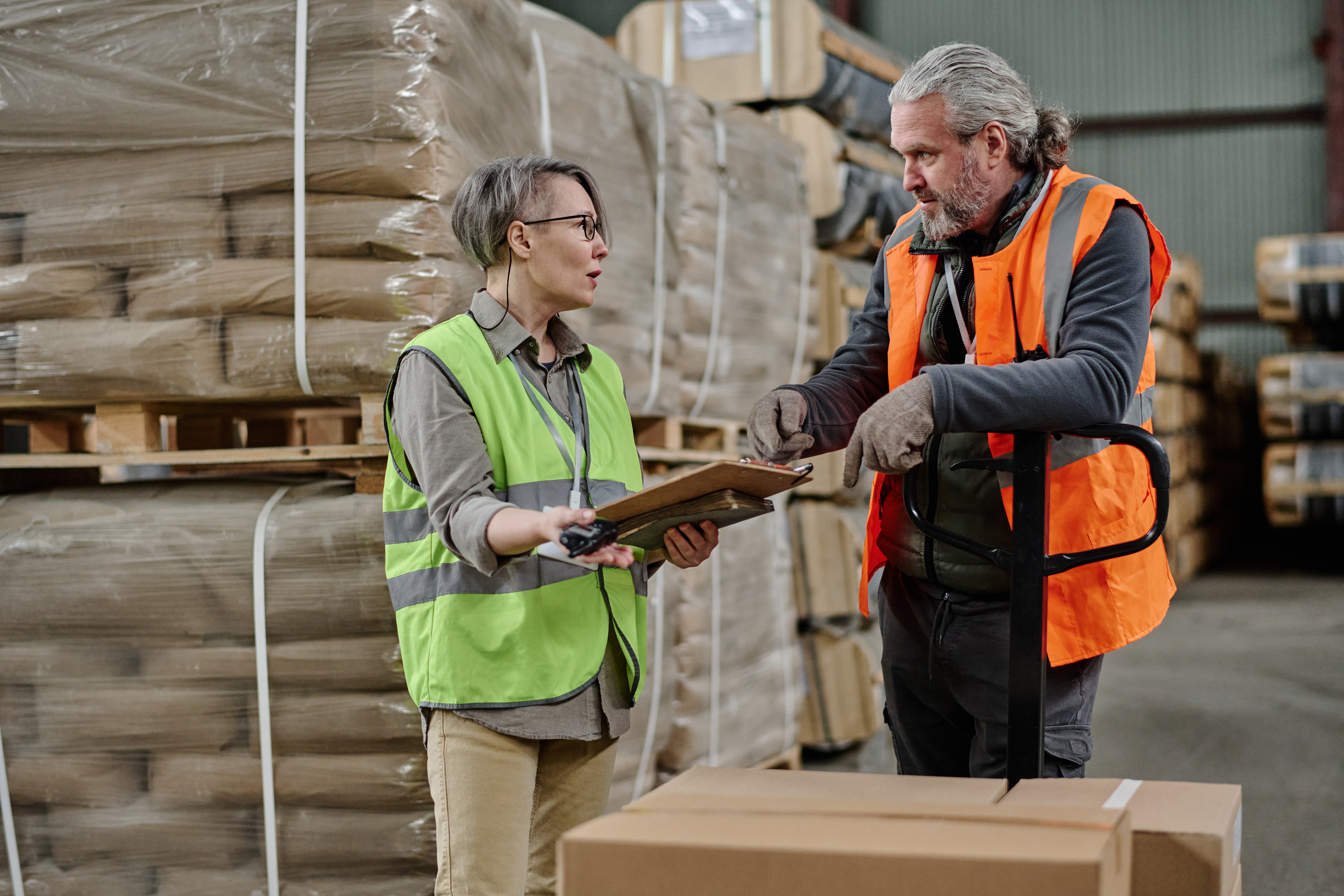 Vergleich zwischen traditioneller und digitaler Logistik – Mitarbeiter im Wandel der Transportprozesse