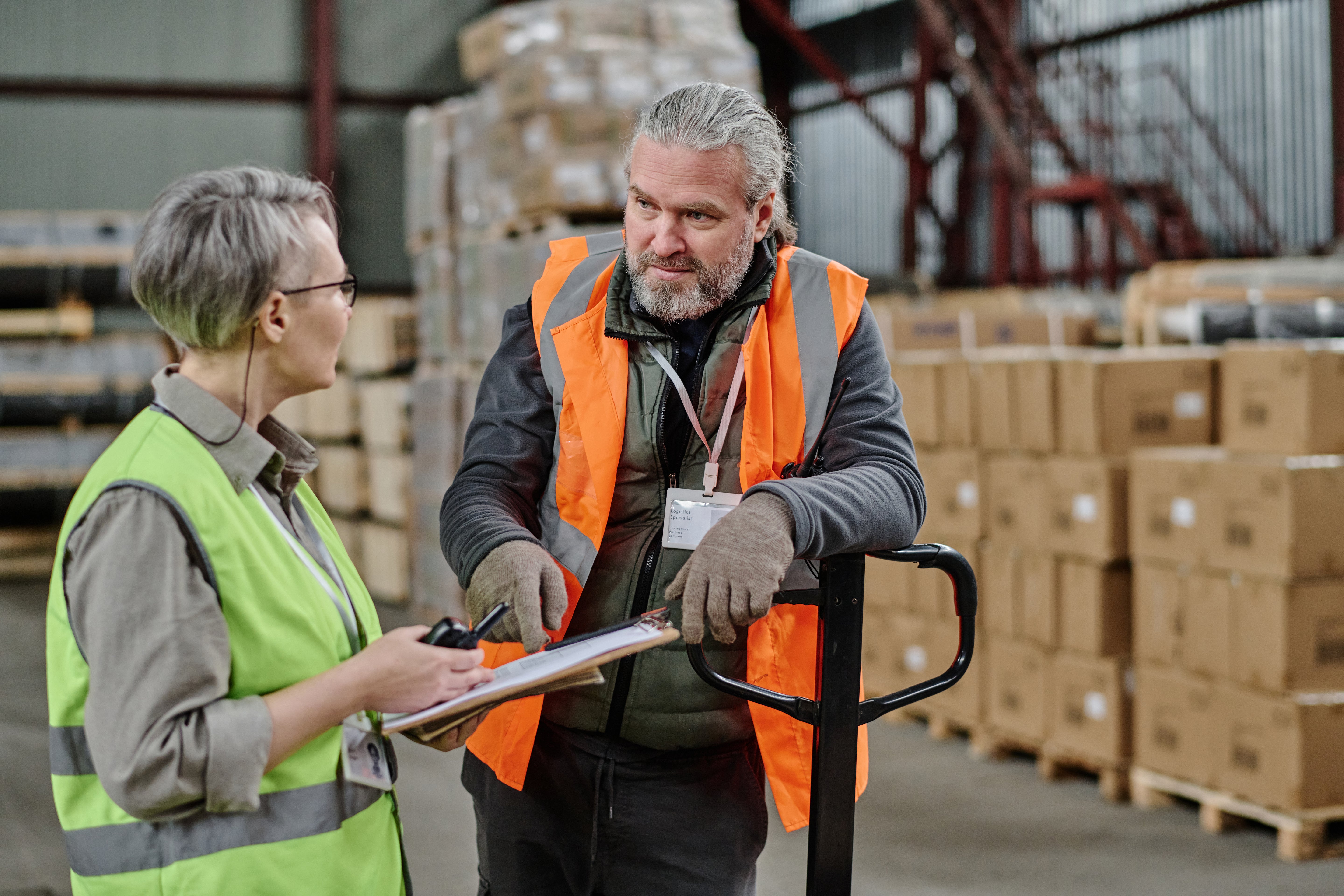Vergleich zwischen traditioneller und digitaler Logistik – Mitarbeiter und Fahrer im Wandel der Transportprozesse