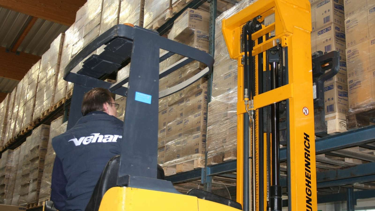 Gabelstapler verladen Paletten