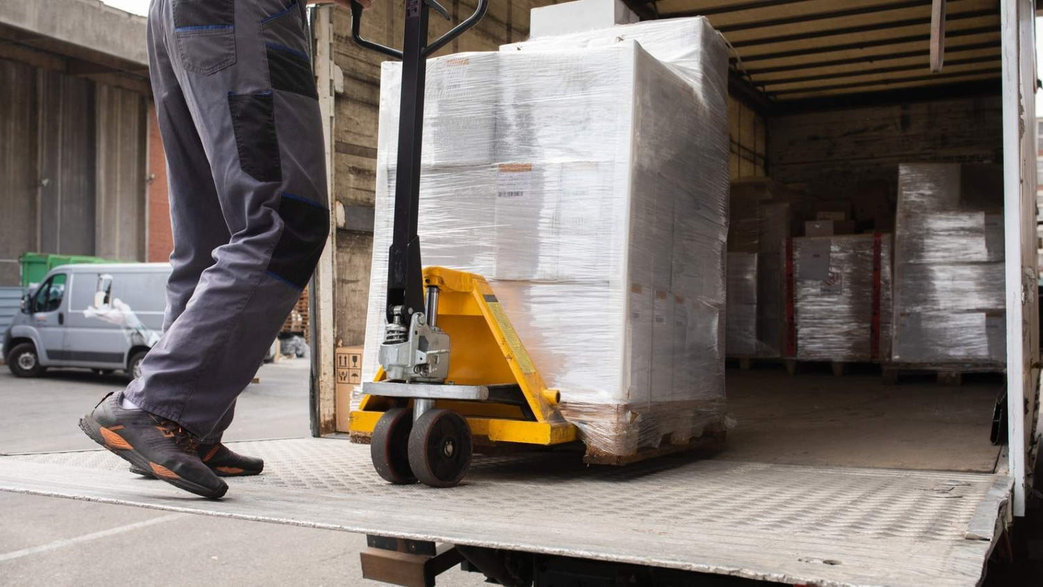 Sicher verpacktes Stückgut im LKW Hebebühne