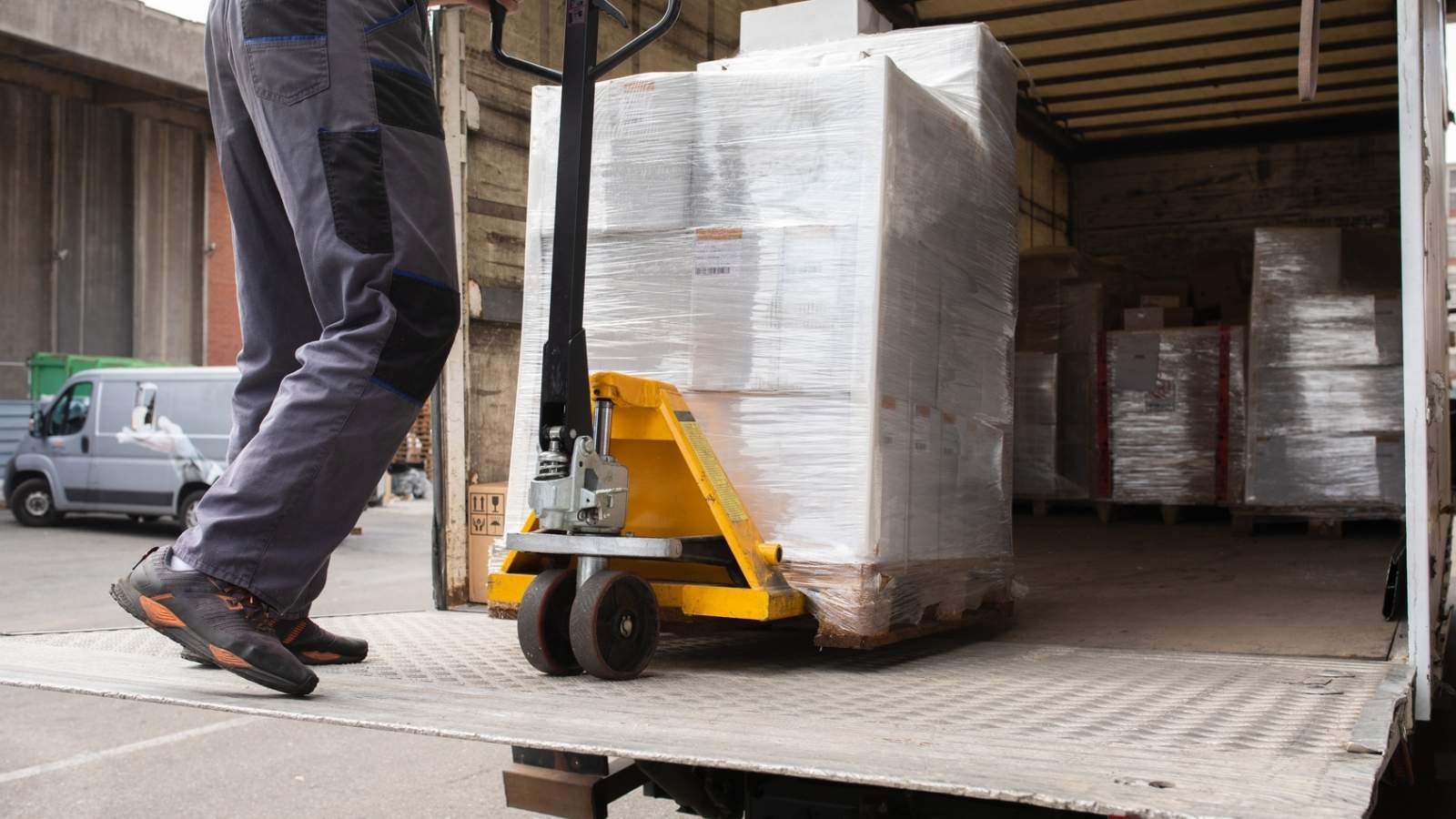 Sicher verpacktes Stückgut im LKW Hebebühne