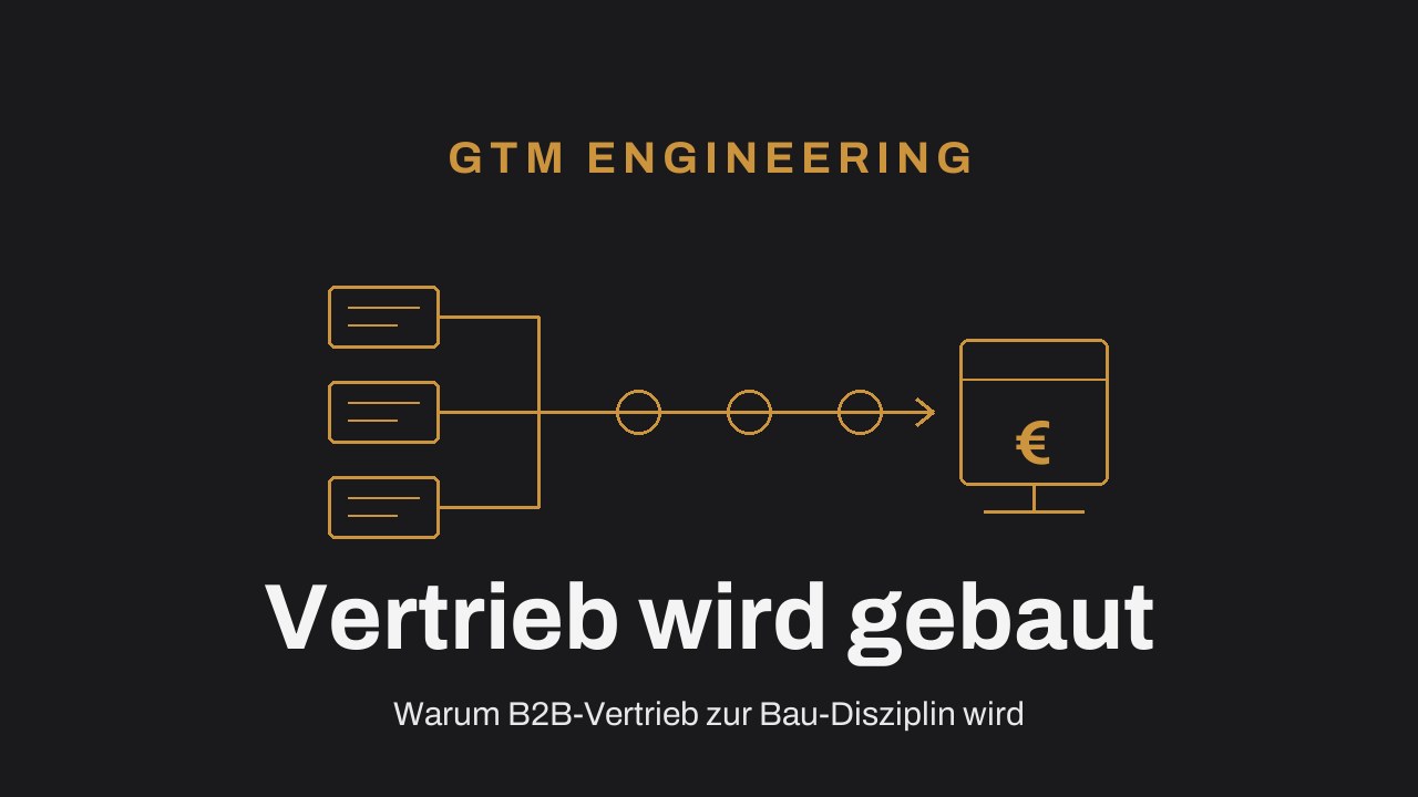 Gold-Linienzeichnung einer gebauten Vertriebs-Pipeline: drei Datenquellen laufen über eine Sammelschiene und drei Prozessknoten in ein Preis-Panel – GTM Engineering: B2B-Vertrieb wird zur Bau-Disziplin