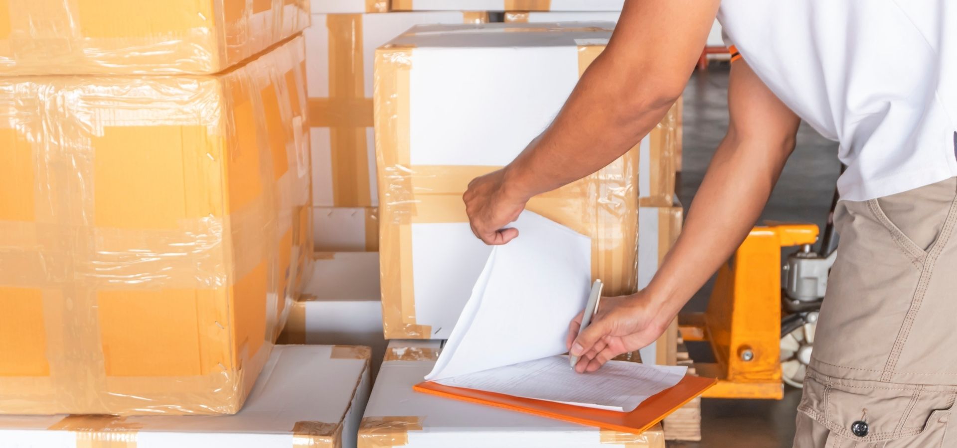 Paket wird für den Versand vorbereitet und dokumentiert