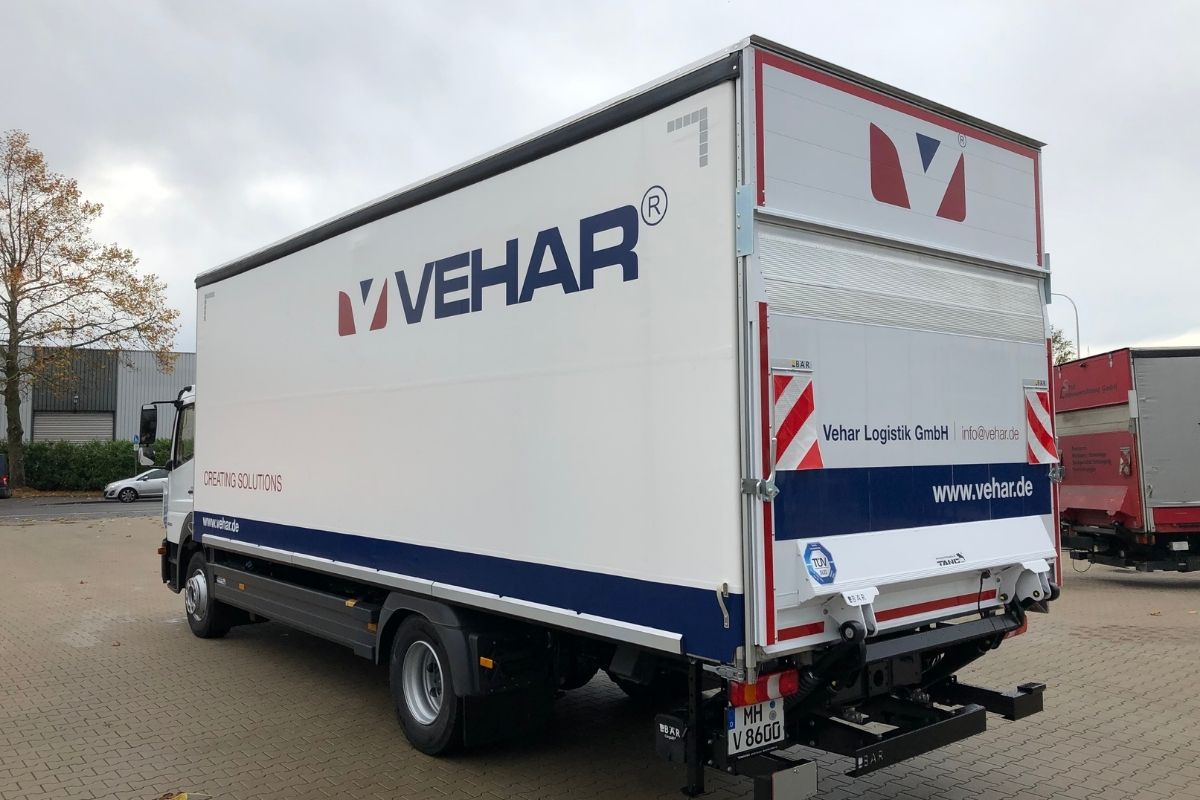 Vehar logistiko Stückgut-Transport –     LKW mit Vehar-Branding für den deutschlandweiten Stückgut-Versand