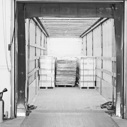 Sichere Palettenverladung über Rampe