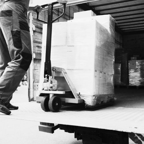 Professionelle Palettenverladung mit Hebebühne