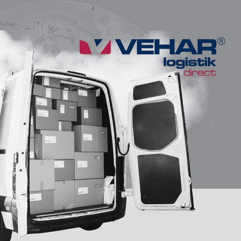 Offenes Transportfahrzeug mit geladenen Paketen