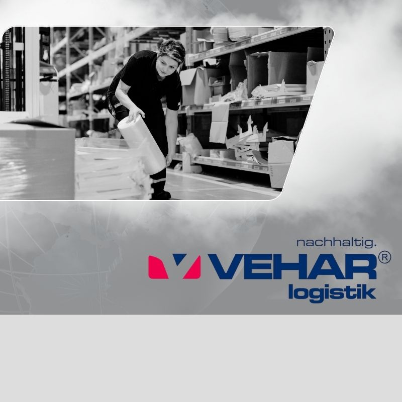 Mitarbeiter im Lager bei der Vorbereitung von Warensendungen für den Transport