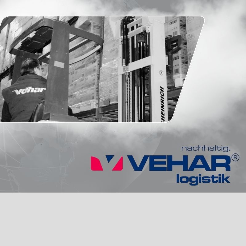 Gabelstapler beim Verladen von Paletten in einem Lager