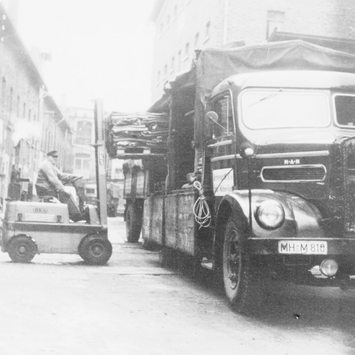 Firmengeschichte Vehar – Gabelstapler lädt klassischen LKW