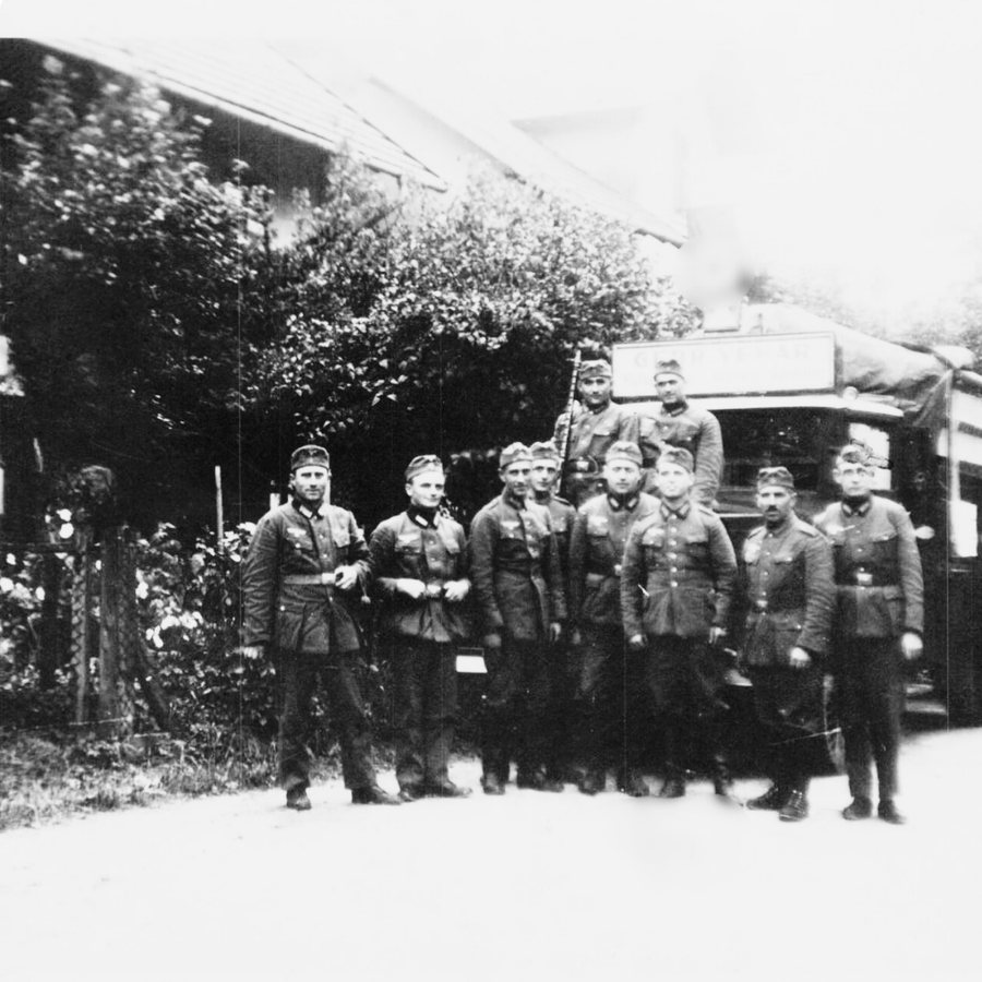 Frühzeit von Vehar – Gruppenfoto mit LKW und Uniformierten