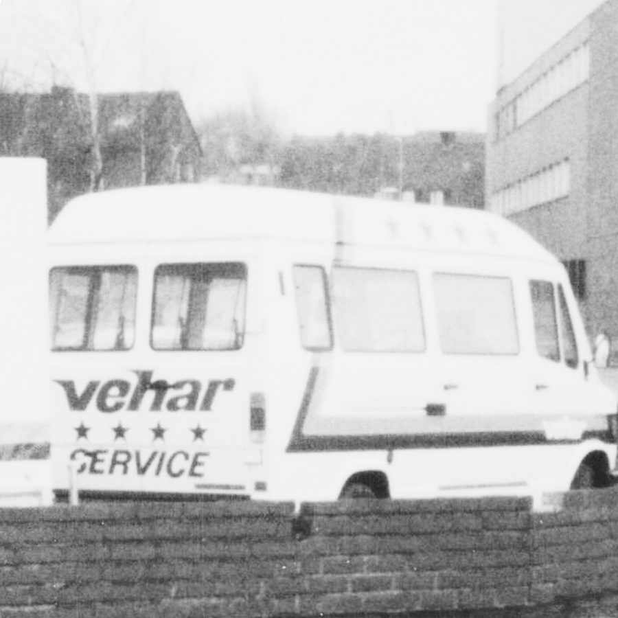 Service-Fahrzeug mit Vehar-Beschriftung – Ausbau des mobilen Kundendienstes 1985