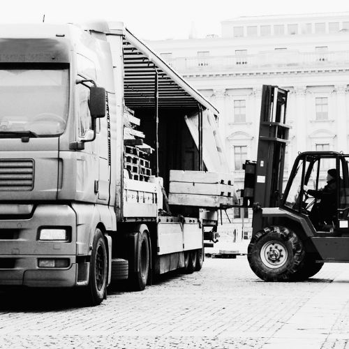 Sichere Verladung von Langgut und Paletten per LKW