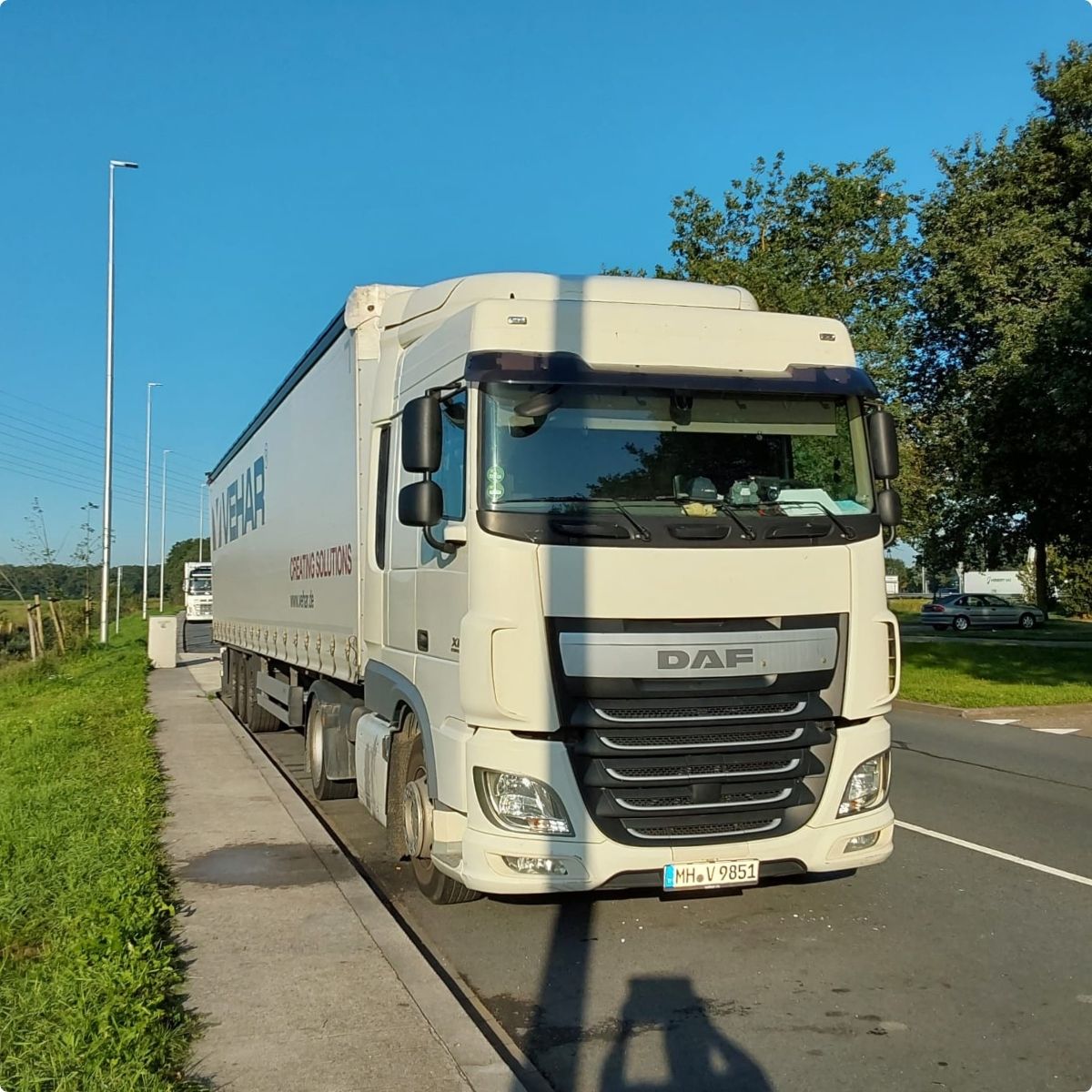 Sattelzug mit Auflieger für nationale und internationale Komplettladungen (FTL-Transport) im Straßeneinsatz.