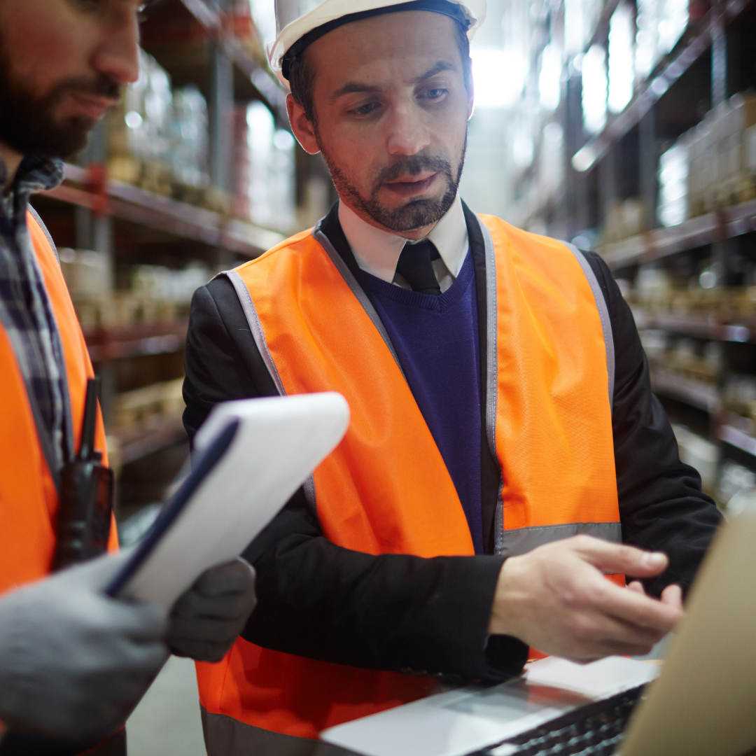 Beratung durch Logistikleiter im Lager – digitale Planung von Teilladungstransporten