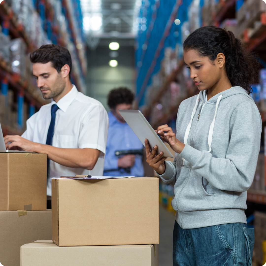 Digitale Lagerverwaltung – Logistik-Mitarbeiter mit Tablet bei der Etikettierung