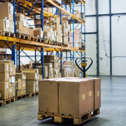 Pakete im Logistiklager bereit für den nationalen Paketversand mit Vehar logistiko