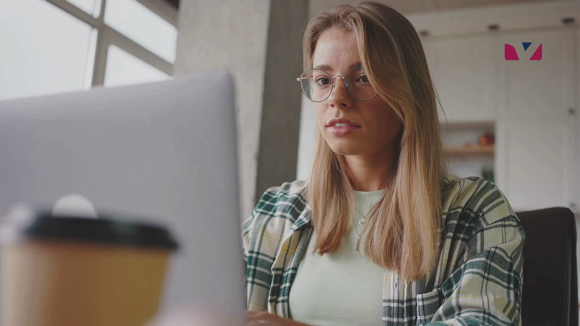 Video laden: Geschäftsfrau beauftragt Transport online in 3 Sschritten über Vehar logistiko